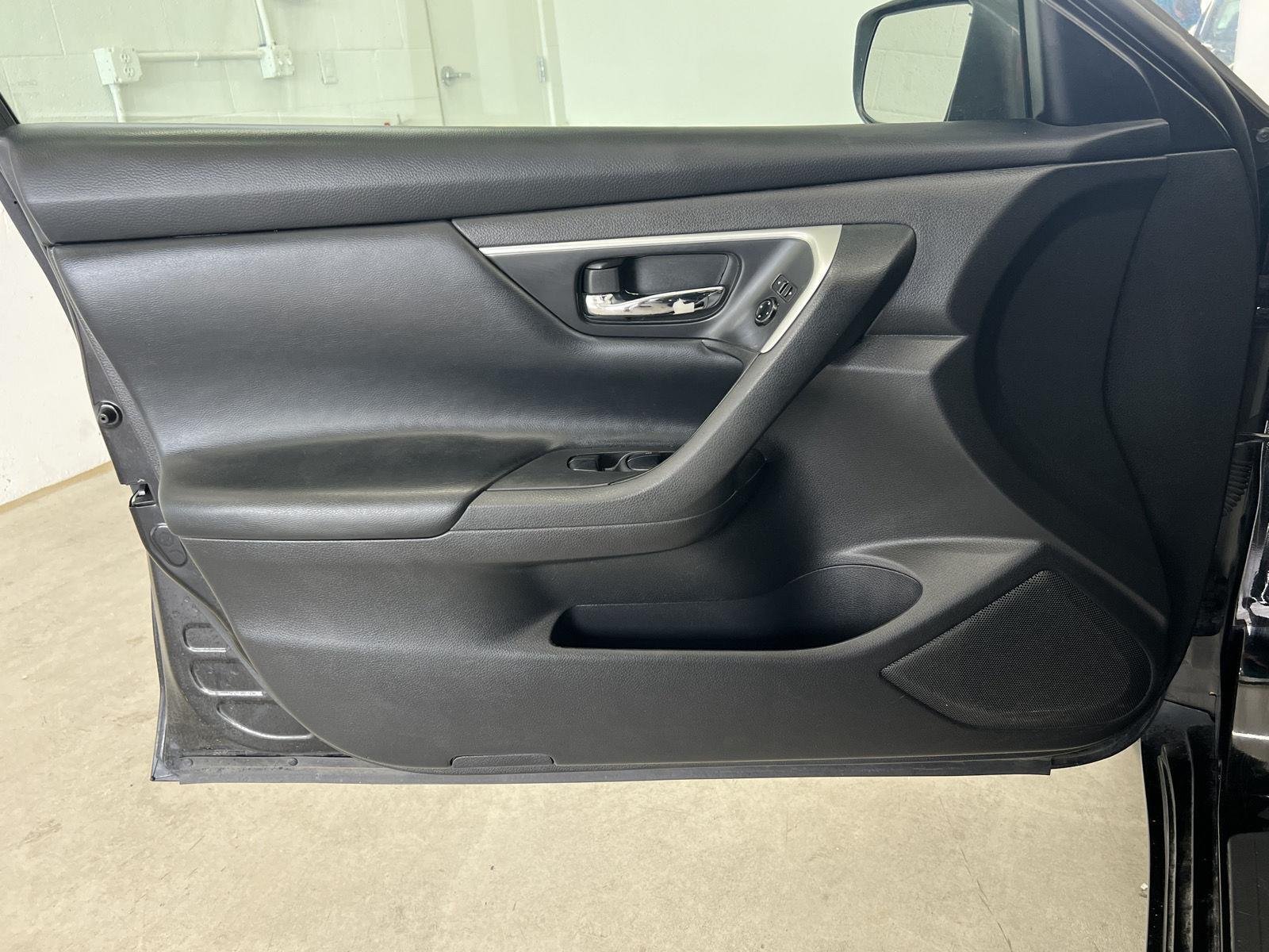Used 2016 Super Black Nissan 2.5 S image 11