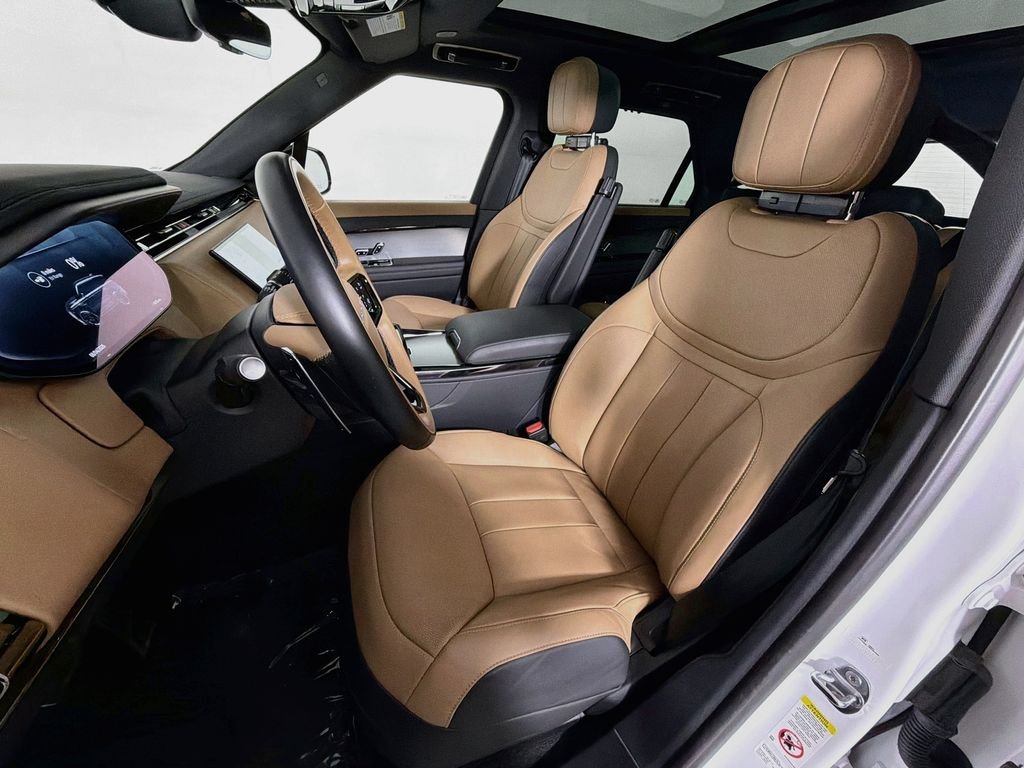 Used 2025 White Land Rover Dynamic SE image 22