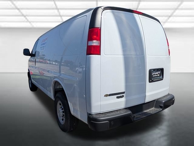 New 2026 Summit White Chevrolet WT image 2