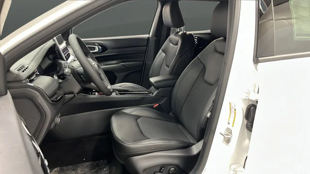 New 2026 Bright White Clearcoat Jeep Latitude image 9