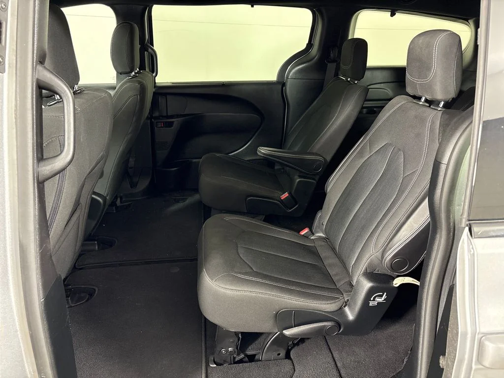 Used 2018 Silver Chrysler Touring Plus image 20