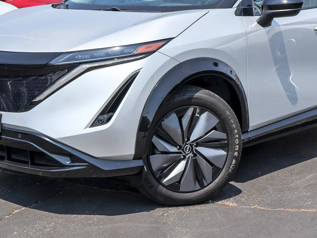 Used 2023 Brilliant Silver Metallic/Black Diamond Pearl Nissan ENGAGE image 3