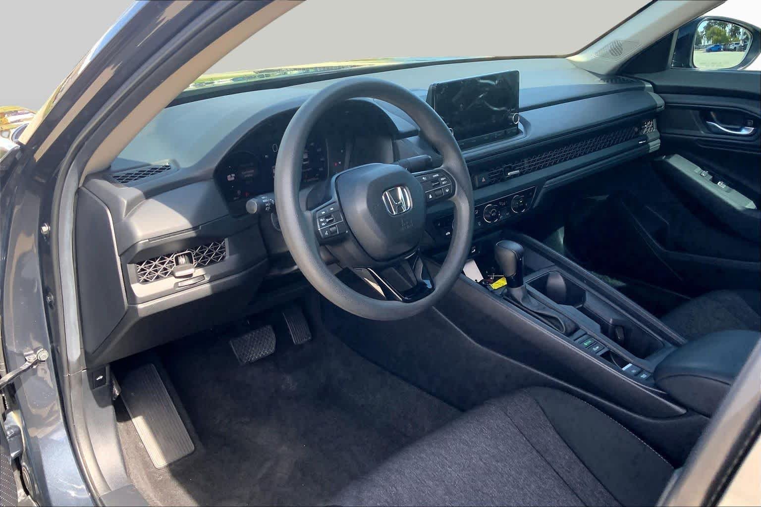 Used 2025 Meteorite Gray Metallic Honda SE image 17