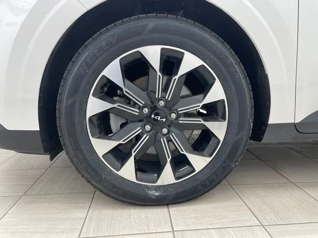 Certified Used 2024 White Kia  image 9