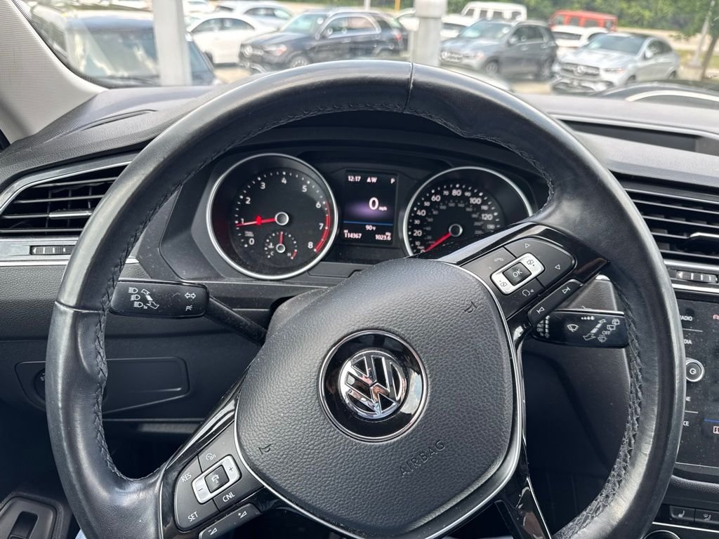 Used 2018 Pure White Volkswagen 2.0T SEL image 4