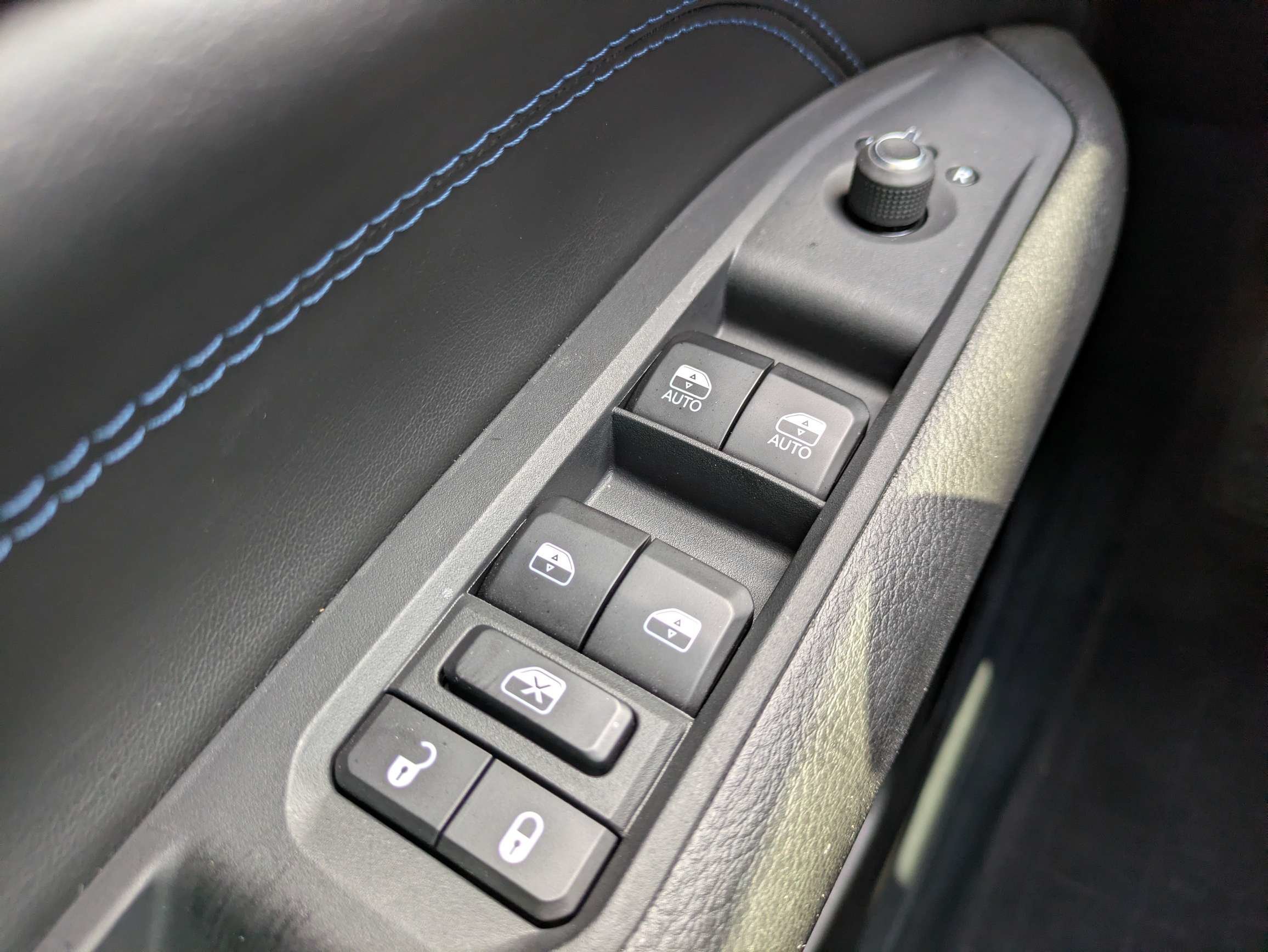 Used 2025 Red Hot Pearlcoat Jeep Latitude image 28