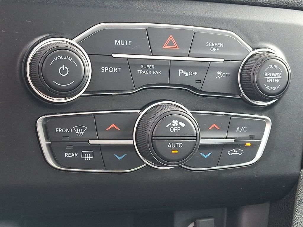 Used 2023  Dodge SXT image 18