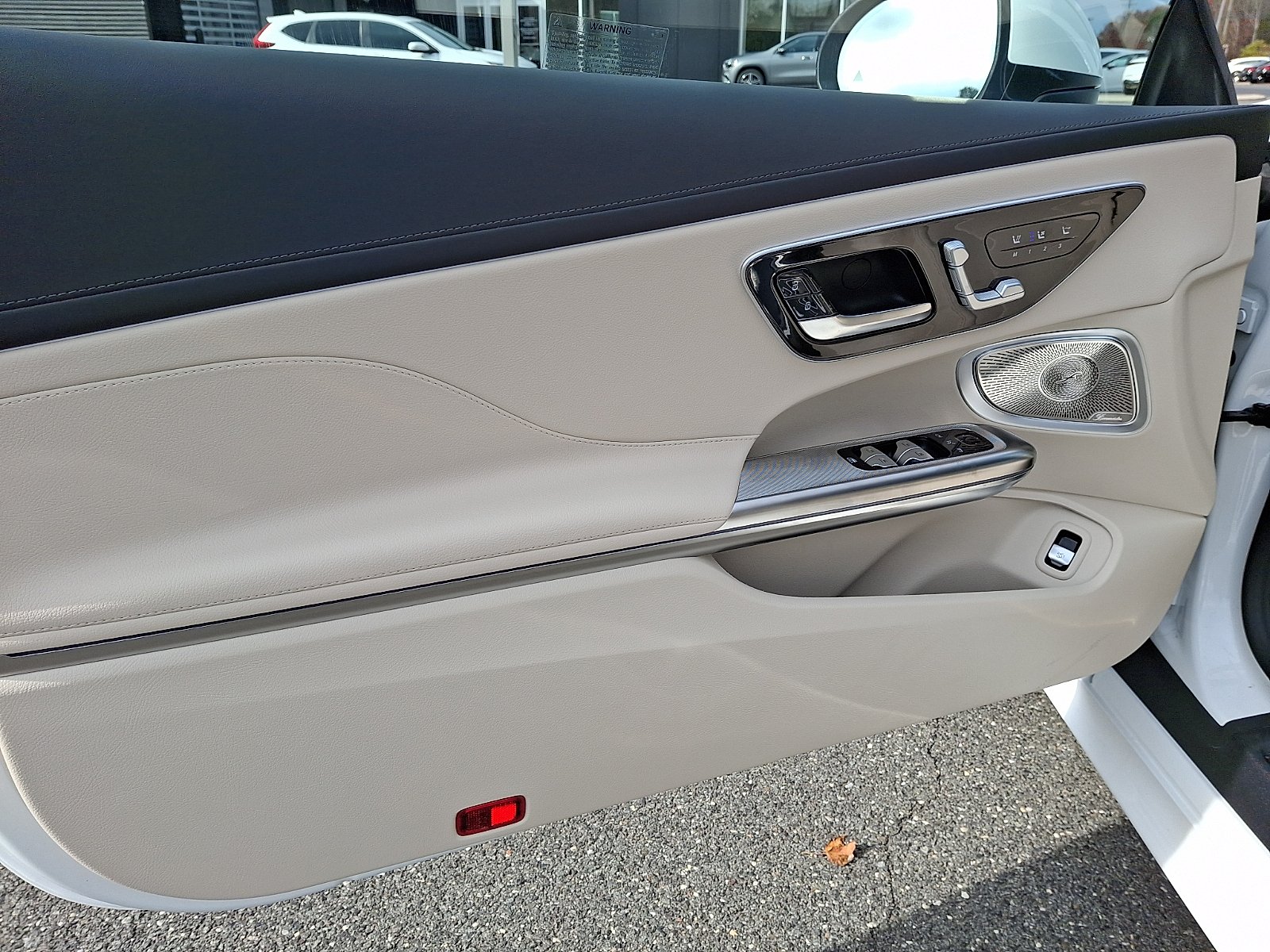 New 2026 MANUFAKTUR Moonlight White Metallic Mercedes-Benz CLE 300 image 8