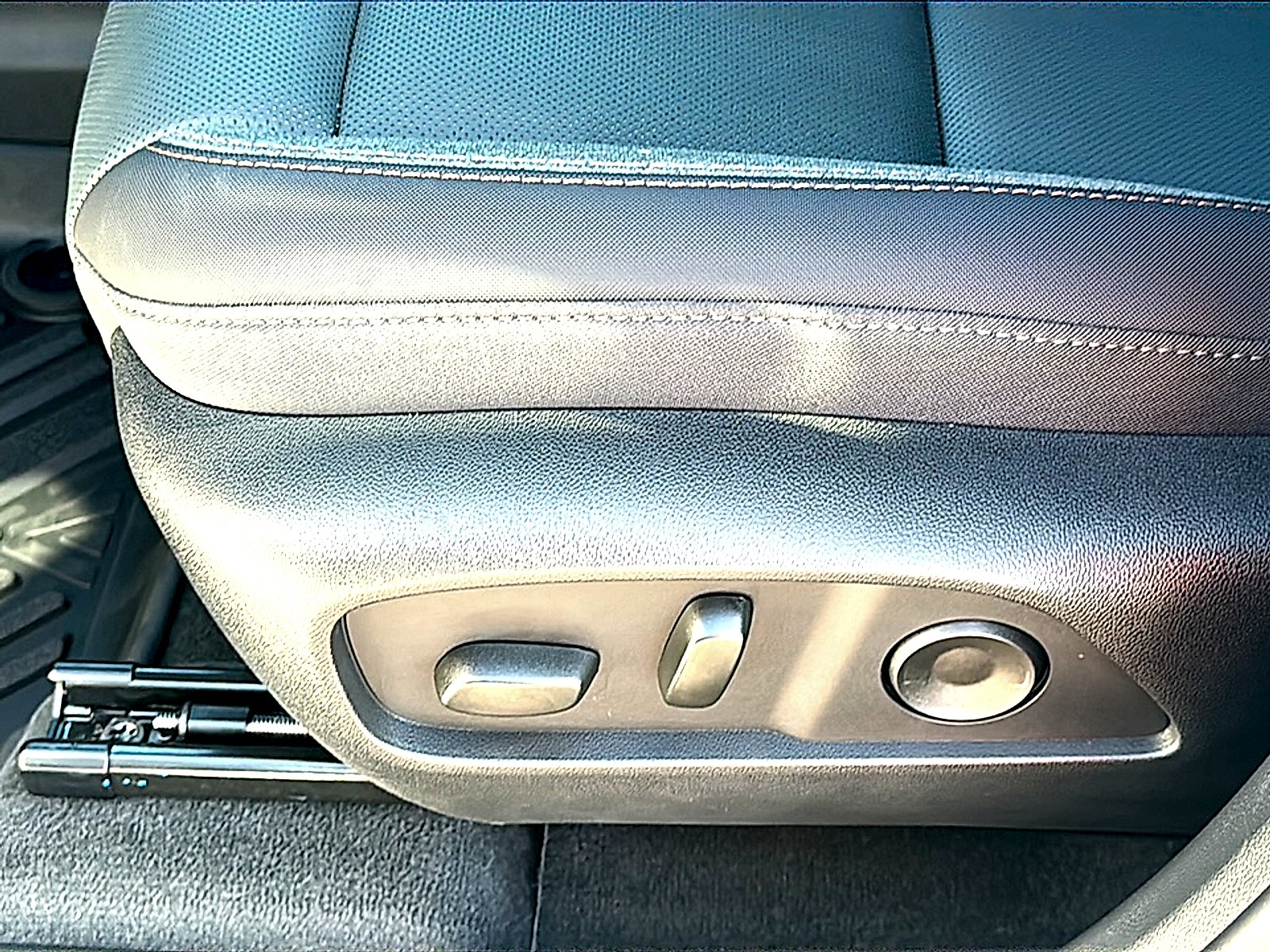 Used 2026 Summit White GMC AT4 image 15
