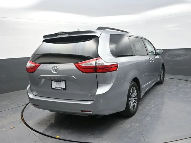 Used 2018 Silver Toyota XLE image 10
