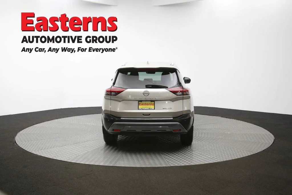 Used 2022 Silver Nissan SL image 34
