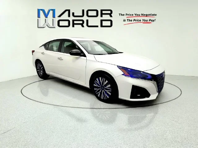 Used 2025 White Nissan 2.5 SV image 8