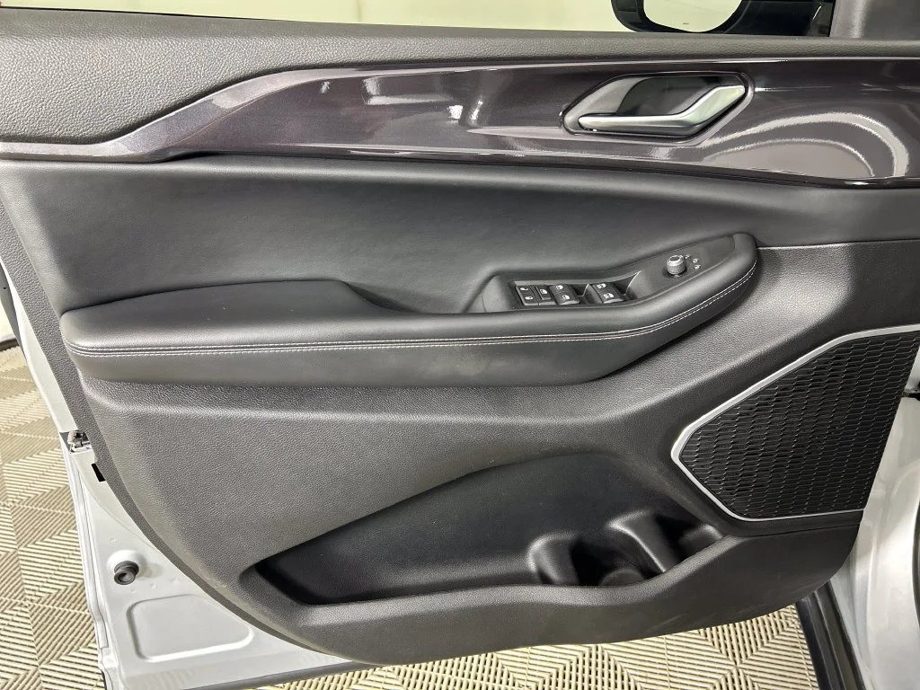 Used 2021 Silver Jeep Altitude image 11