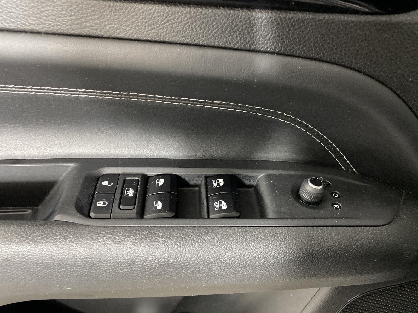 Used 2023 Granite Crystal Metallic Clearcoat Jeep Altitude image 15