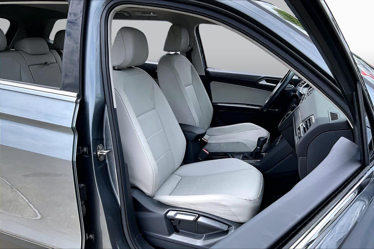Used 2019 Platinum Gray Metallic Volkswagen SE image 8