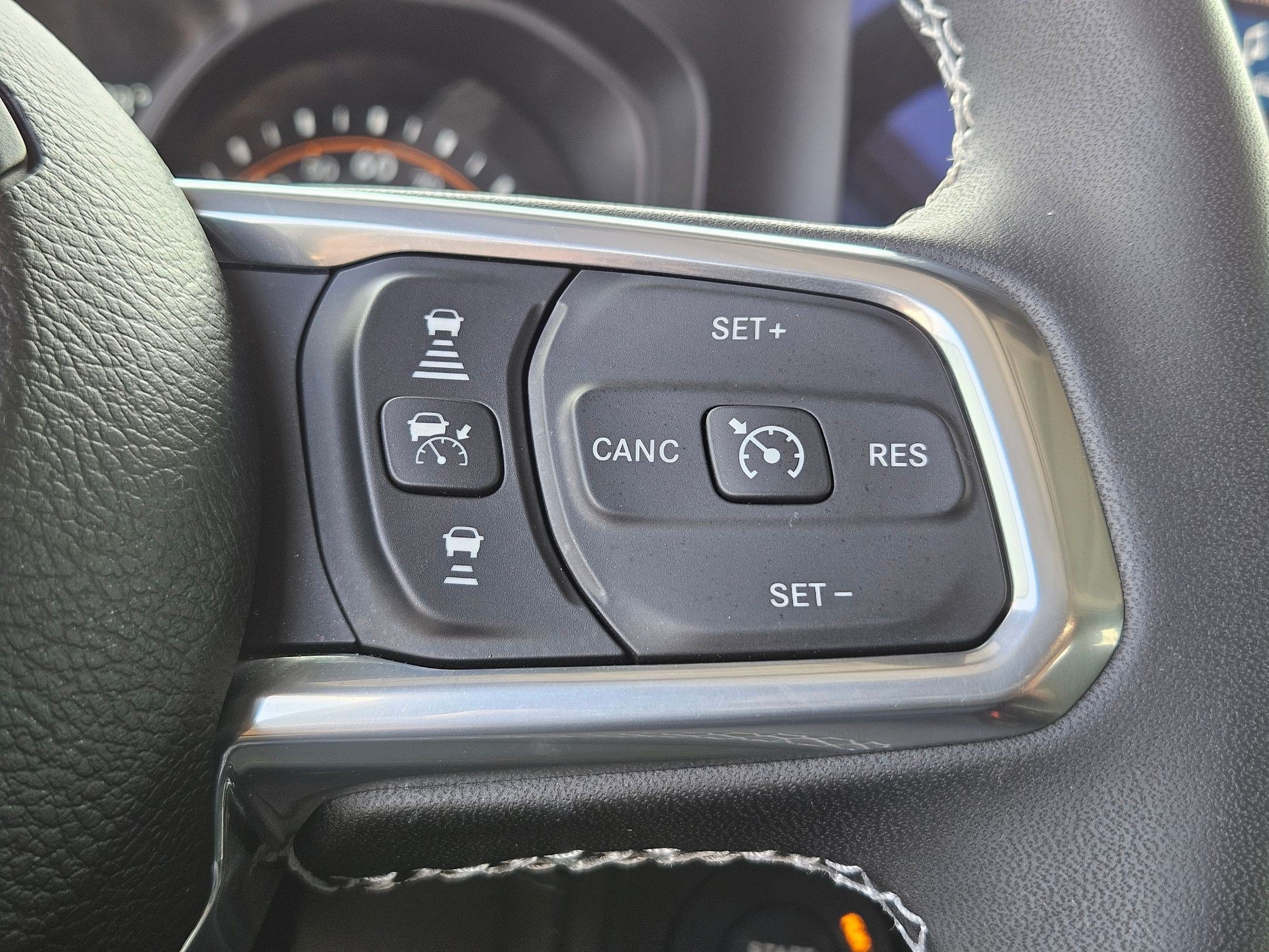 Used 2025 Granite Crystal Clearcoat Metallic Jeep Sahara image 16