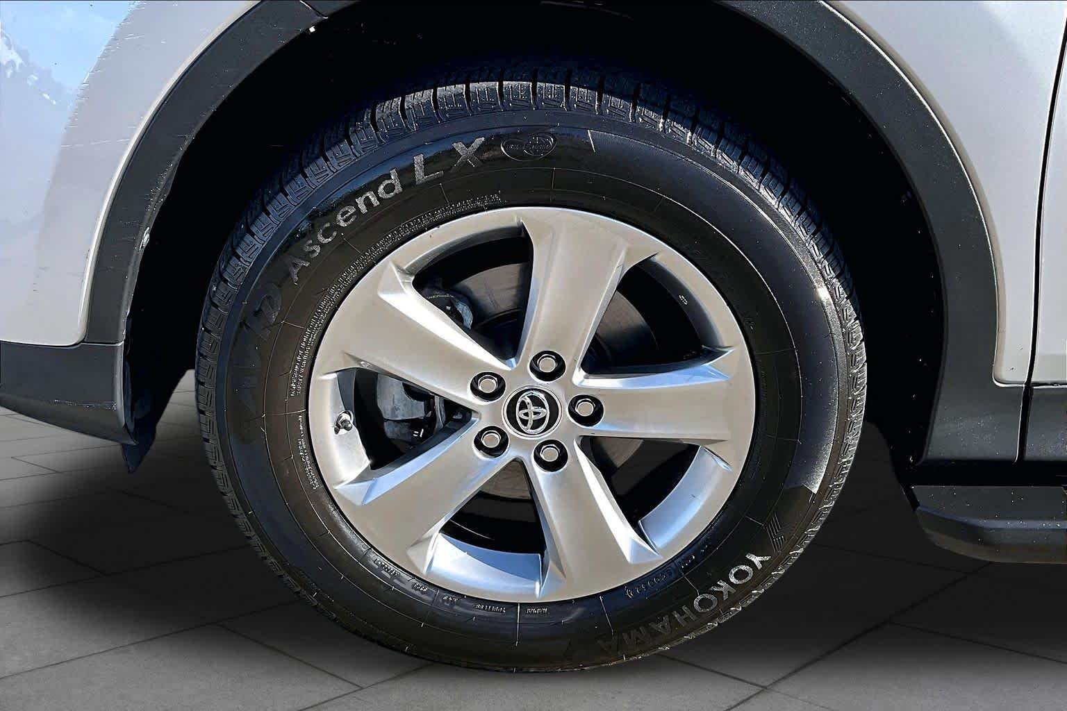 Used 2015 Classic Silver Metallic Toyota XLE image 10
