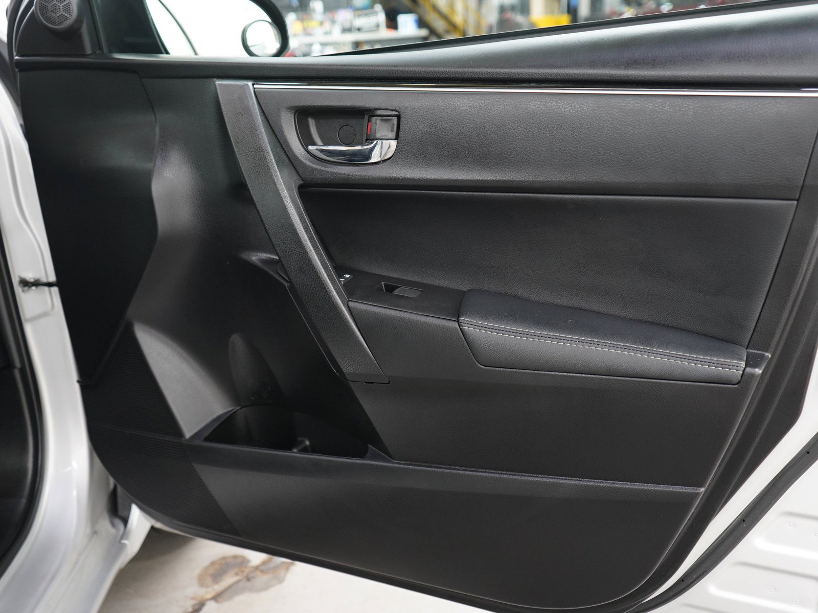 Used 2017 Classic Silver Metallic Toyota Xle image 9