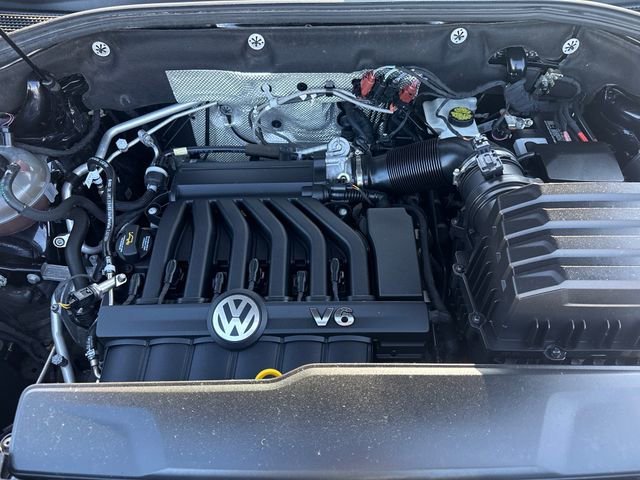 Used 2022 Deep Black Pearl Volkswagen 3.6L V6 SEL image 28