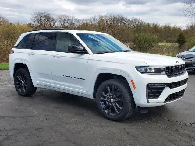 New 2026 Bright White Clear-Coat Exterior Paint Jeep Limited image 2