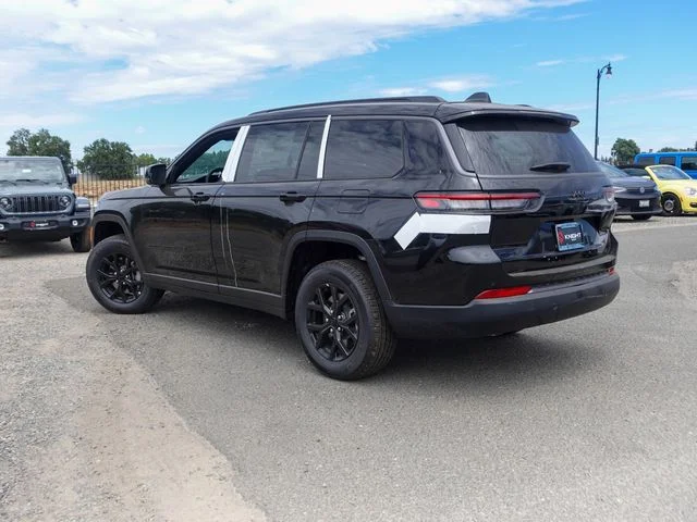 New 2026 Diamond Black Crystal Pearl-Coat Exterior Paint Jeep Altitude image 9