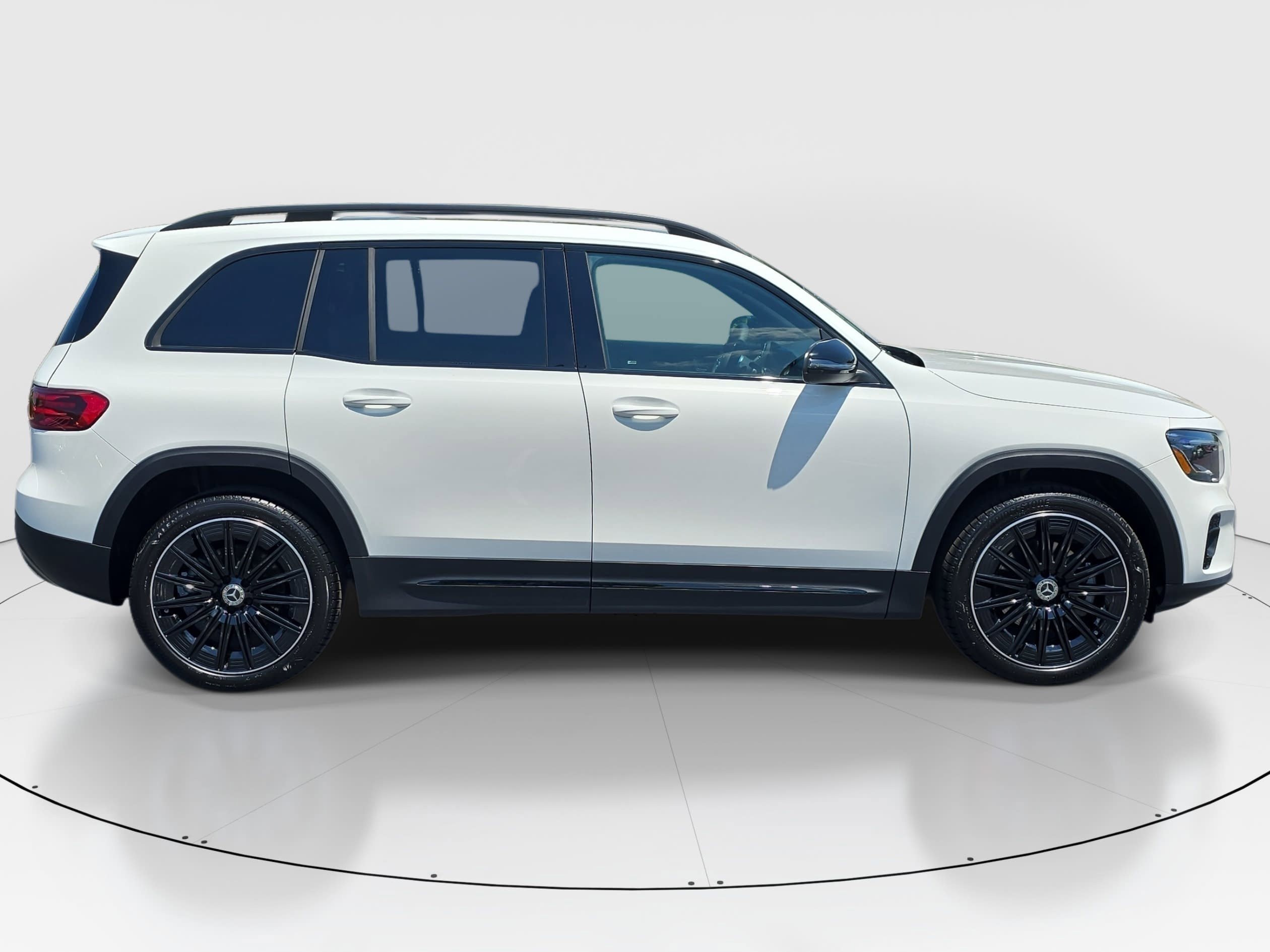 New 2026 Polar White Mercedes-Benz GLB250 image 4