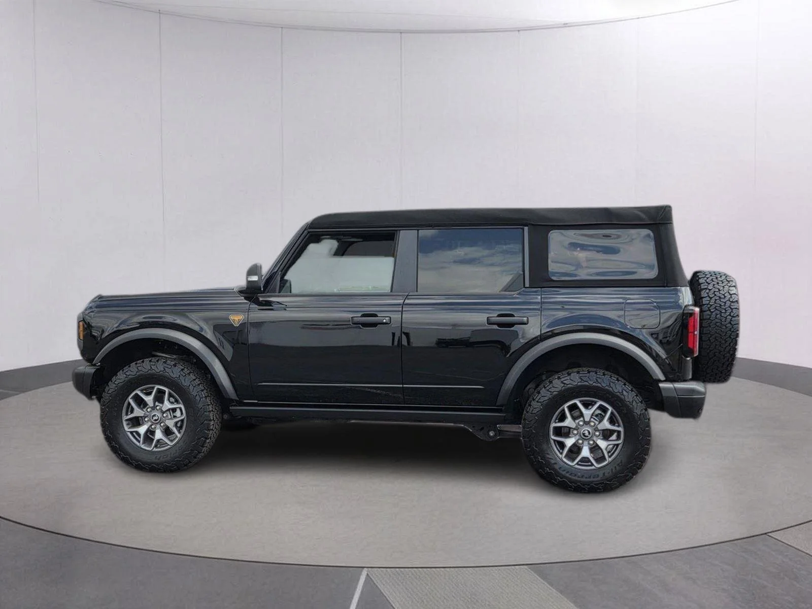 Used 2025 Shadow Black Ford Badlands image 2