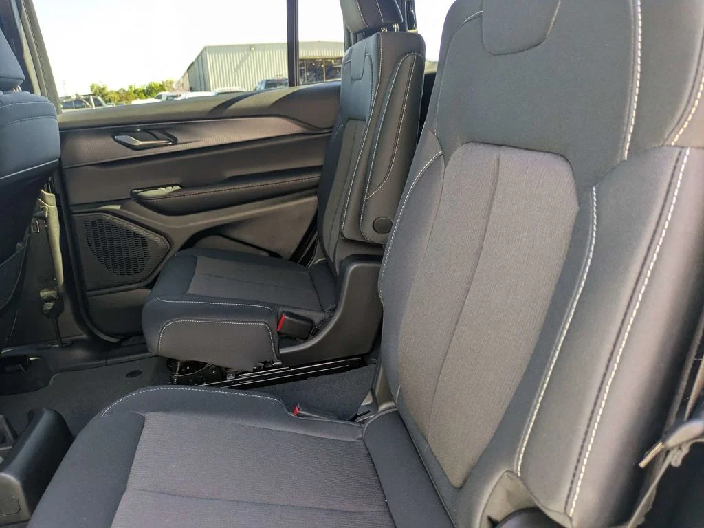 New 2026 Bright White Clear-Coat Exterior Paint Jeep Laredo X image 18