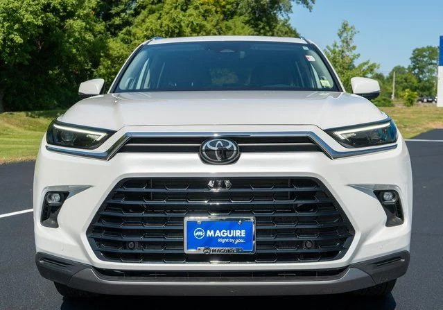 Used 2025 White Toyota  image 4