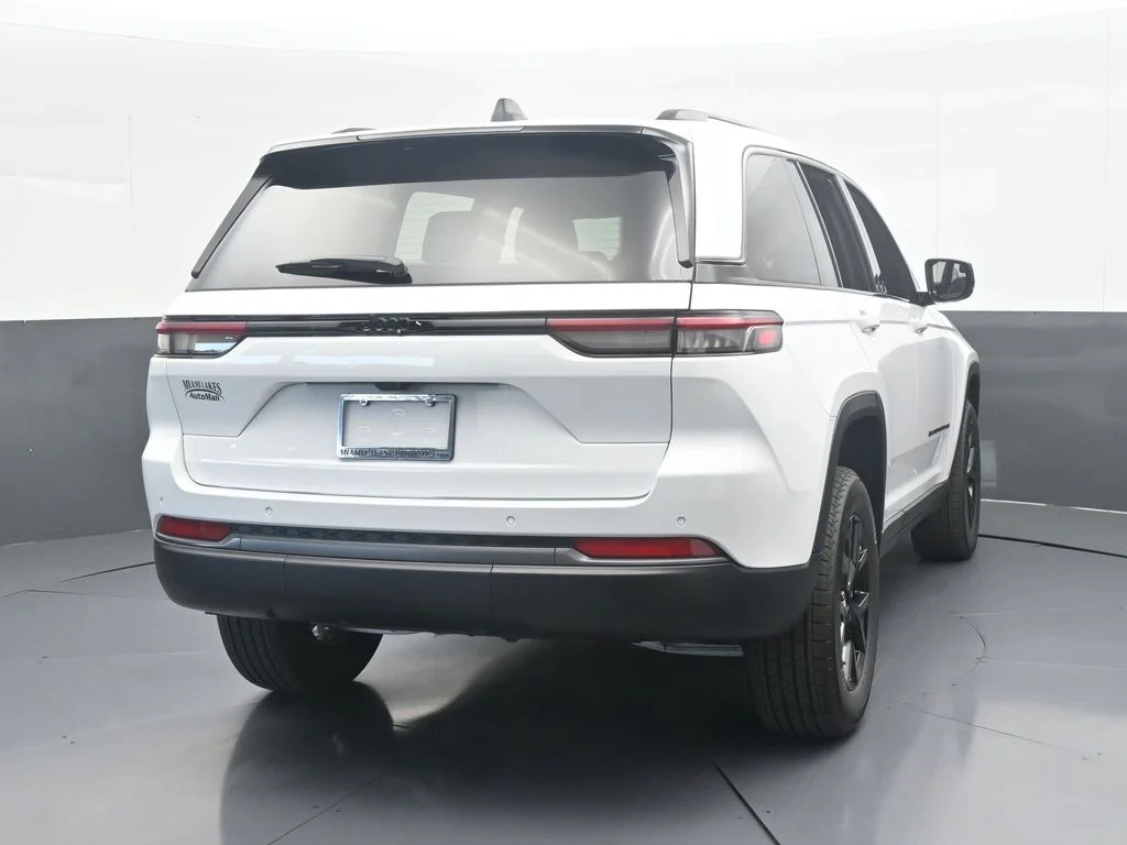 New 2026 Bright White Clear-Coat Exterior Paint Jeep Laredo image 3