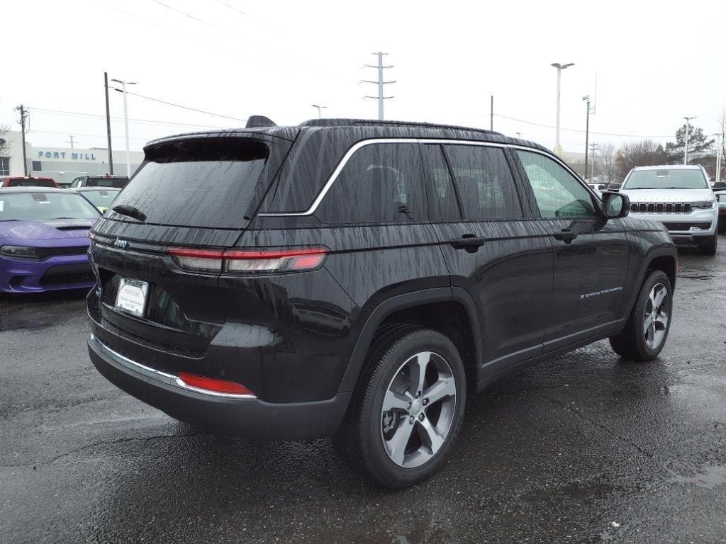 New 2024 Diamond Black Crystal Pearlcoat Jeep  image 19
