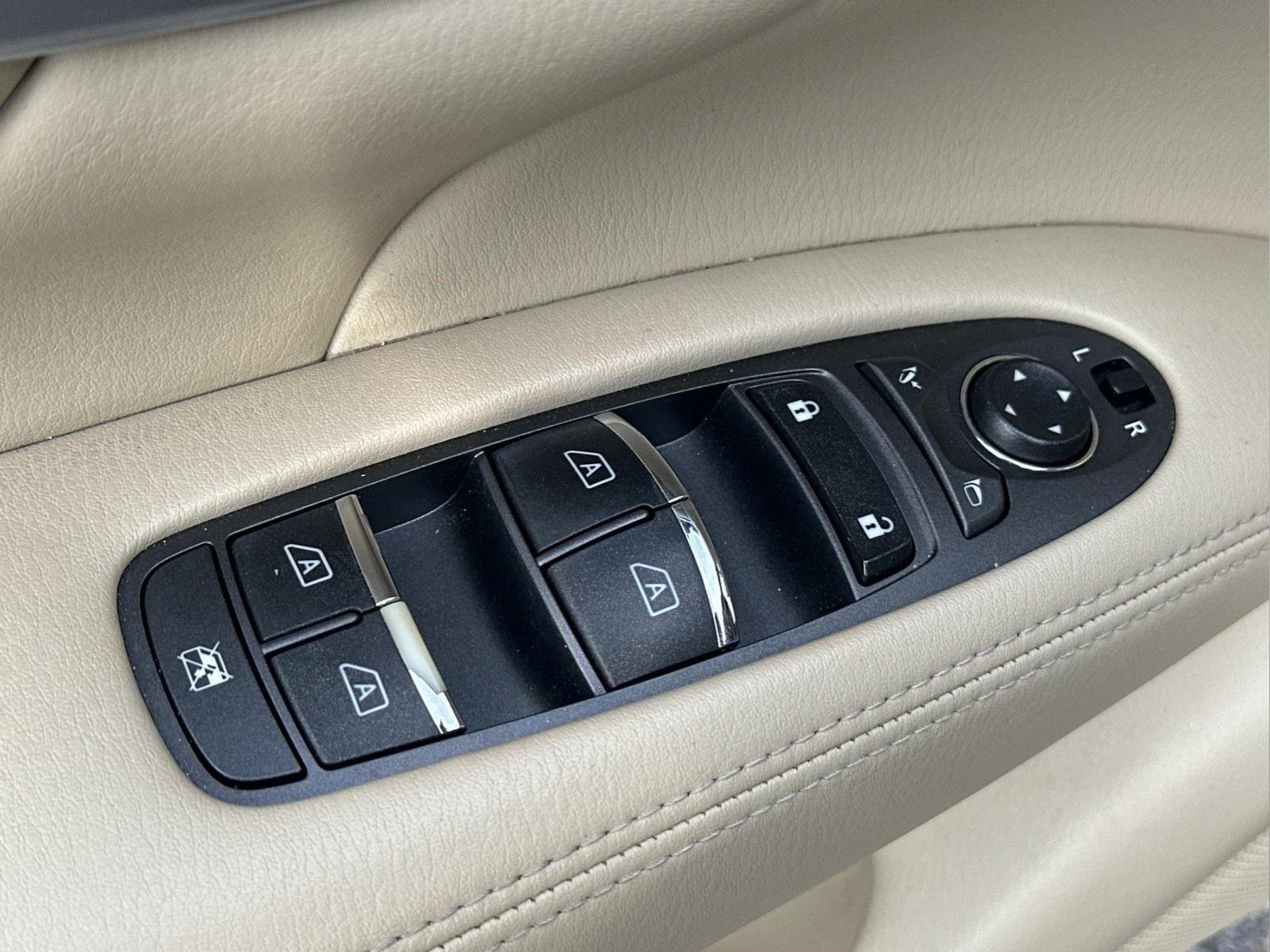 2011 INFINITI M 37 - Photo 15