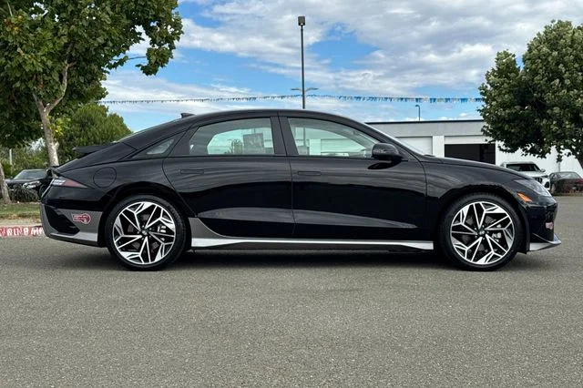 Used 2024 Black Hyundai SEL image 3