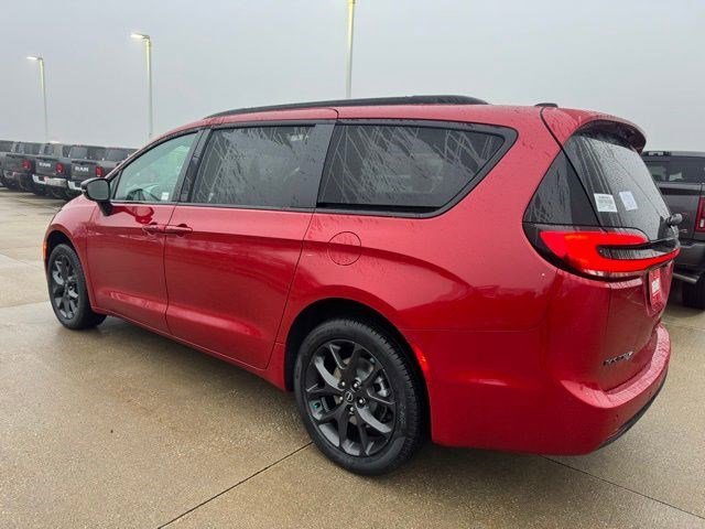 New 2026 Red Hot Pearl-Coat Exterior Paint Chrysler Limited image 4