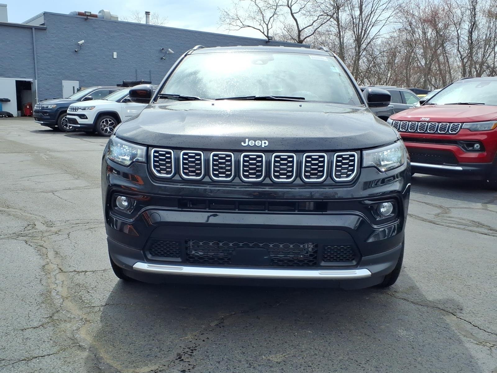 New 2026 Diamond Black Crystal Pearl-Coat Exterior Paint Jeep Limited image 8