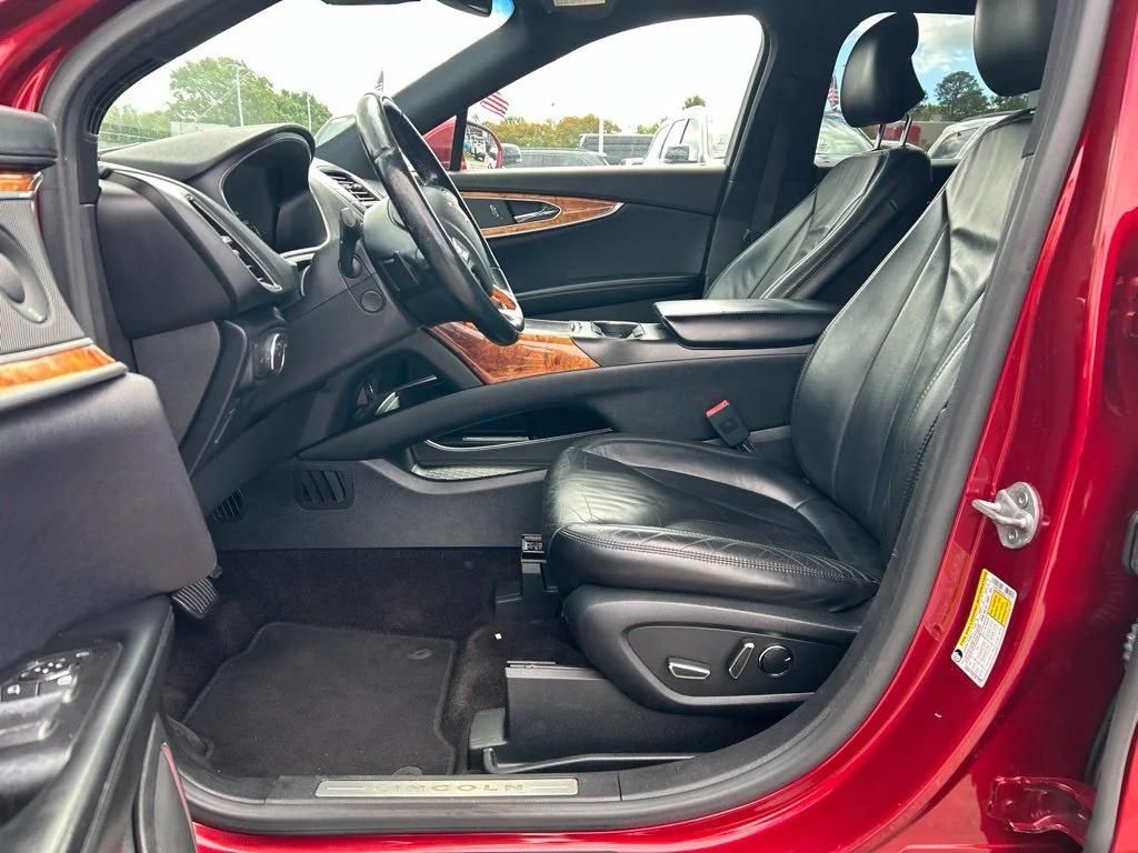 Used 2016 Red Lincoln Select image 15