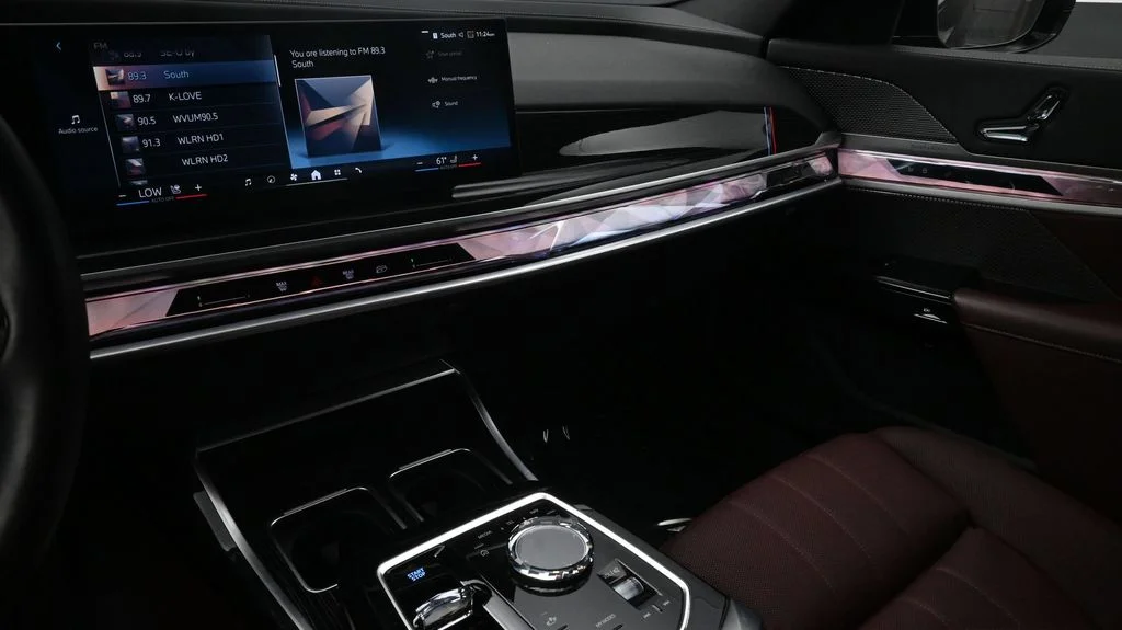 2025 BMW i7 50 - Photo 8