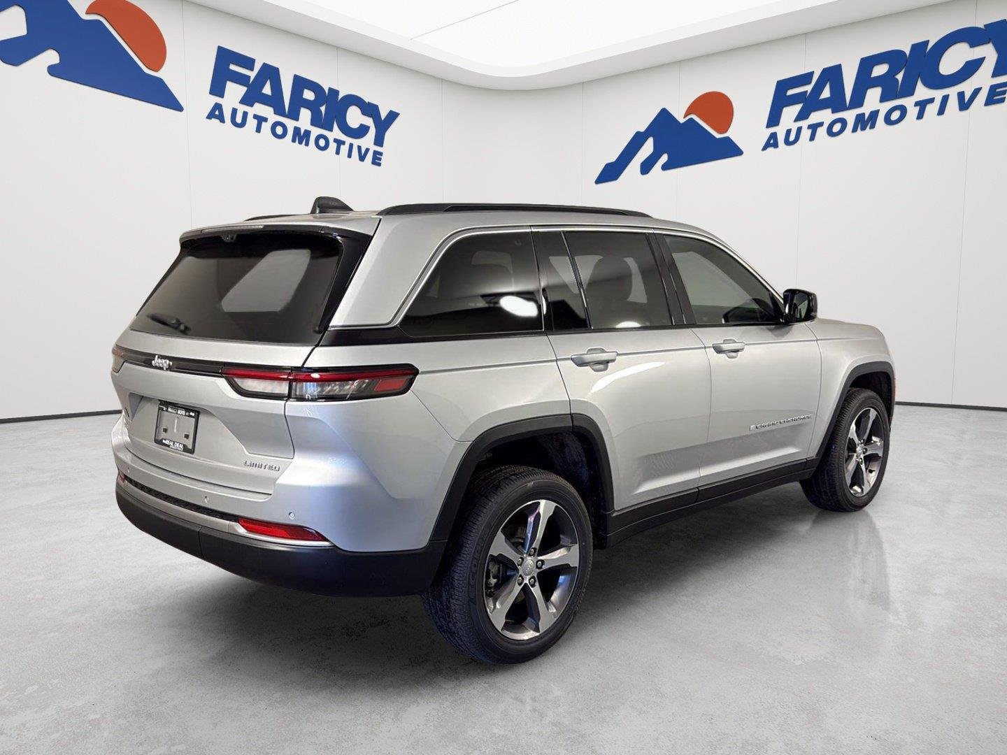 New 2026 Silver Zynith Exterior Paint Jeep Limited image 6