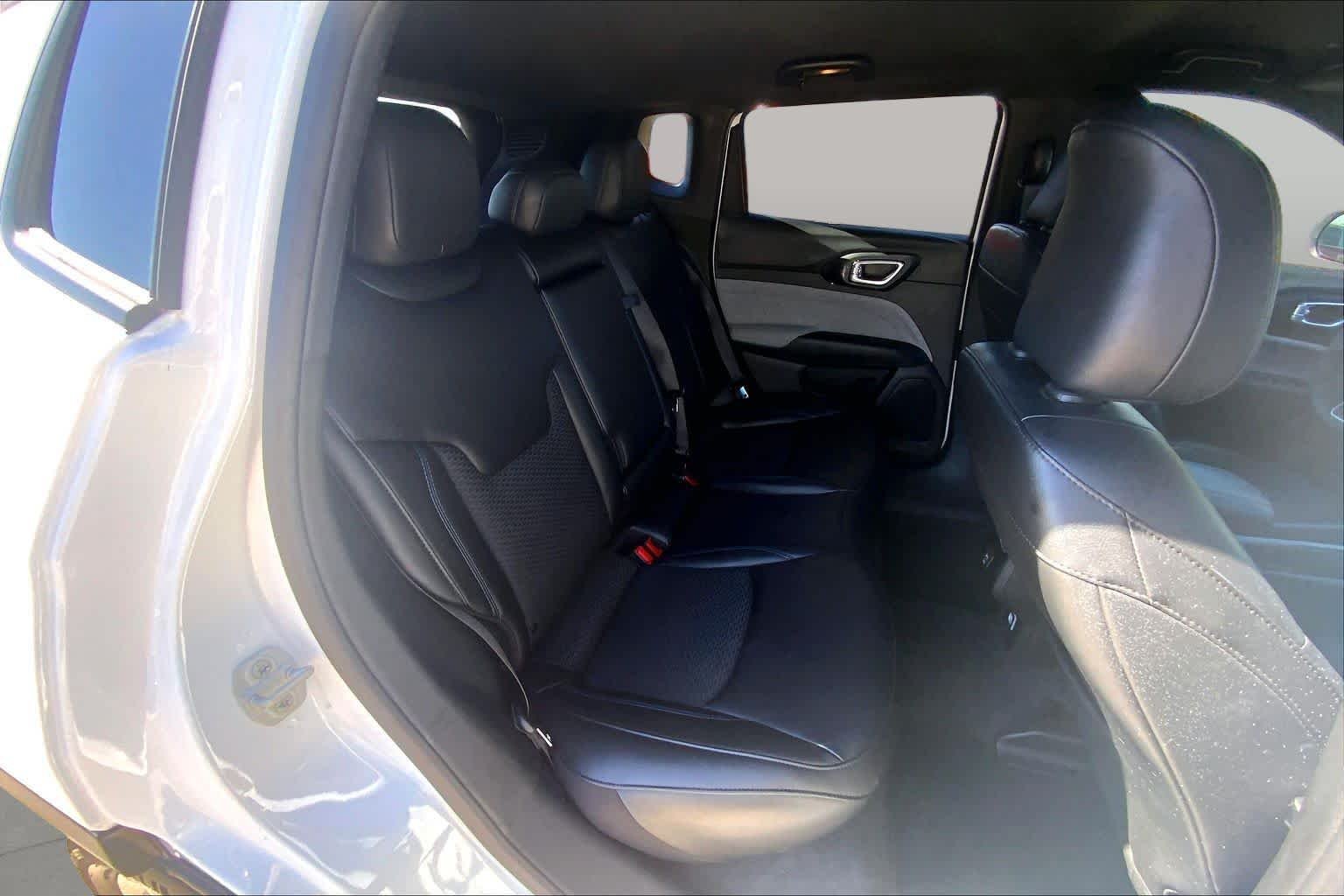 Certified Used 2023 Bright White Clearcoat Jeep Latitude image 20