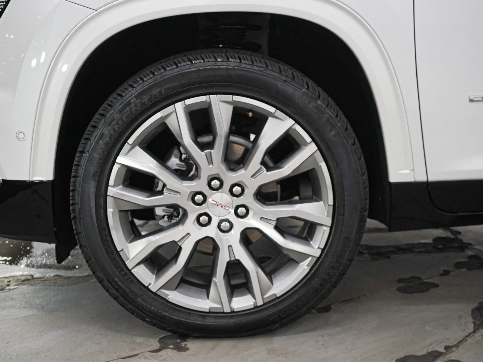 Used 2025 White Frost Tricoat GMC Denali image 31
