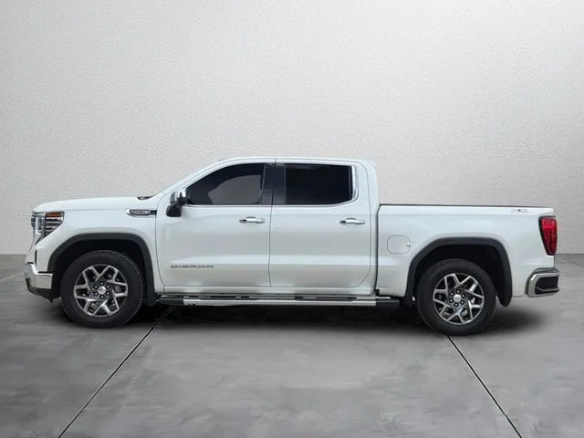 Used 2022 White Frost Tricoat GMC SLT image 2