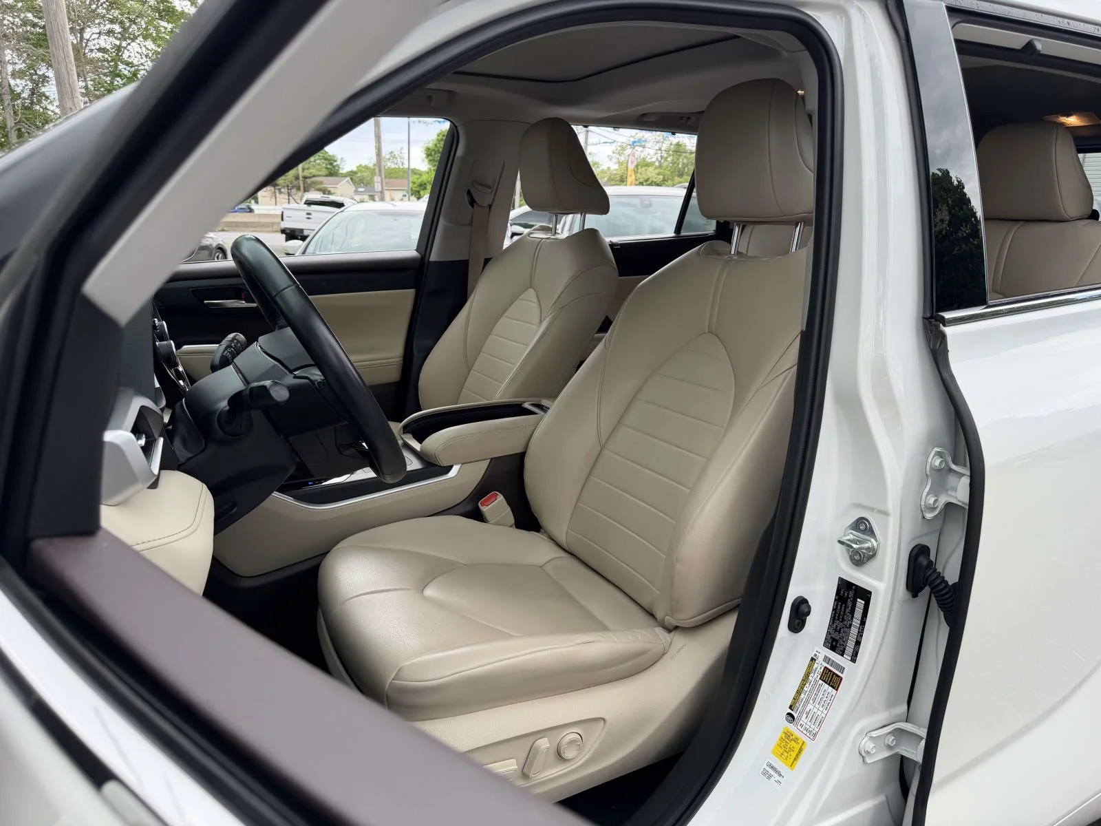 Used 2021 White Toyota XLE image 19