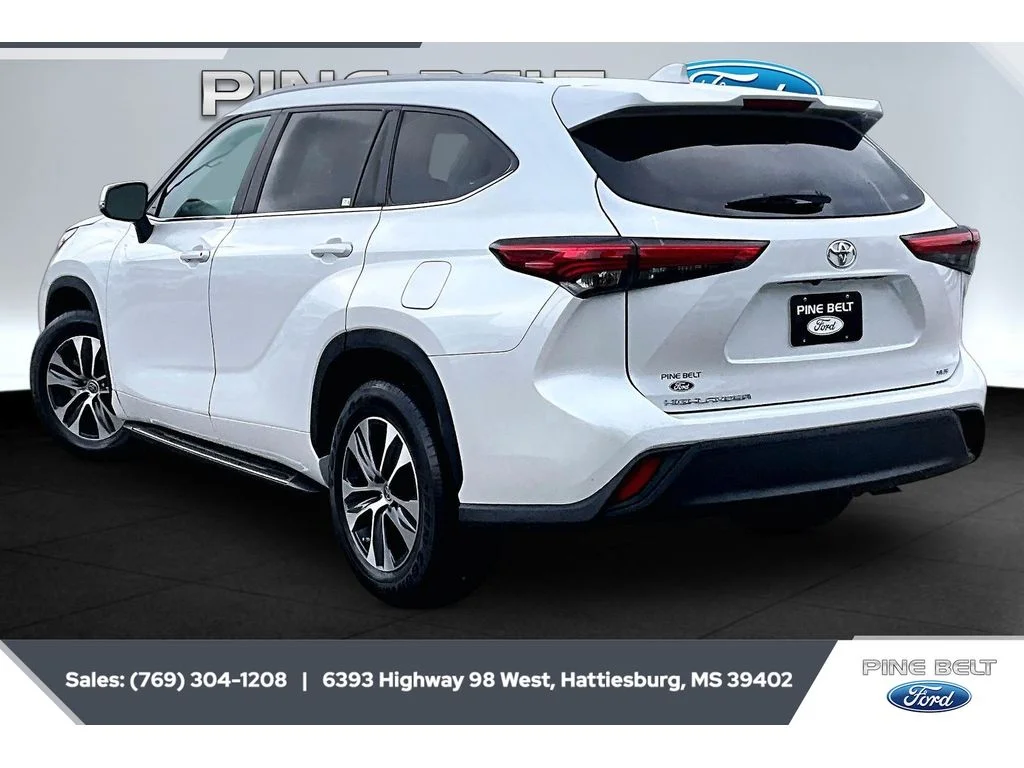Used 2023 Wind Chill Pearl Toyota XLE image 2