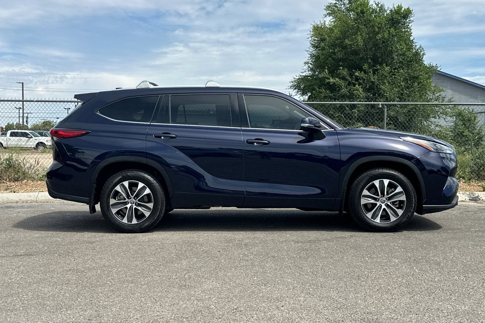 2022 Toyota Highlander XLE - Photo 3