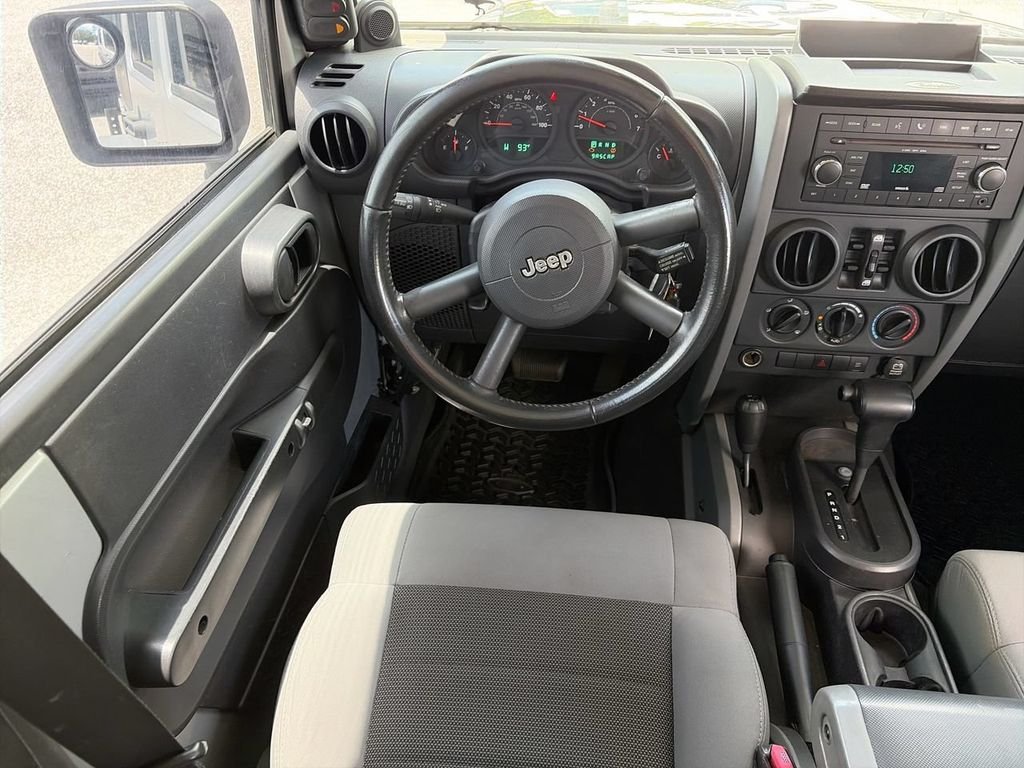 Used 2008 Silver Jeep Unlimited X image 9