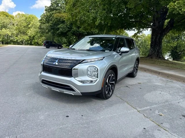Used 2023 Silver Mitsubishi SE image 3