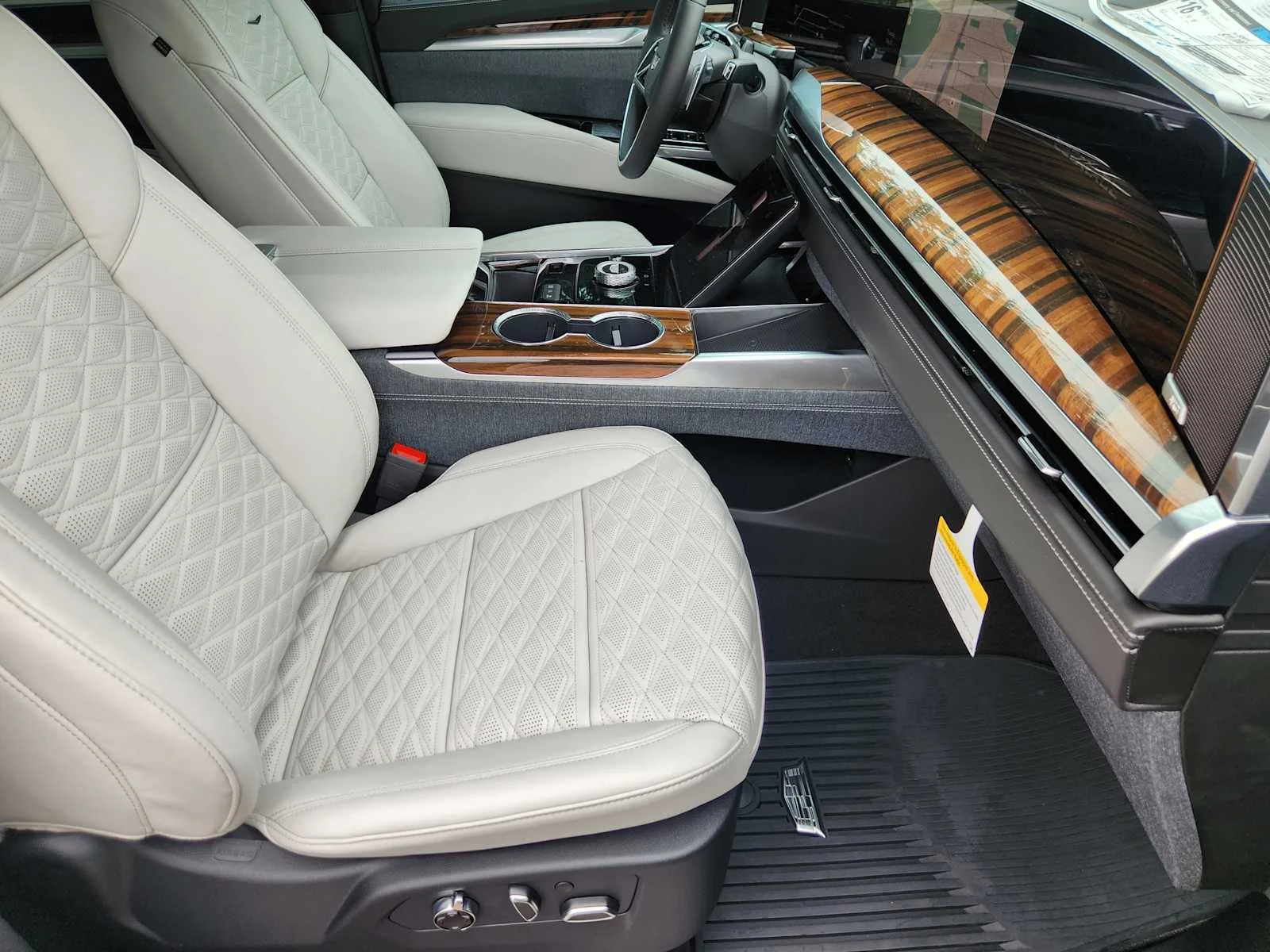 2026 Cadillac Escalade Platinum Sport - Photo 9