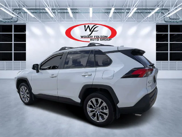 Used 2025 Beige Toyota XLE Premium image 5
