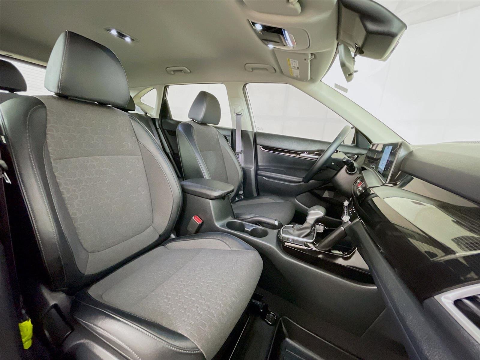 Used 2025 Clear White/Fusion Black Roof Kia S image 31