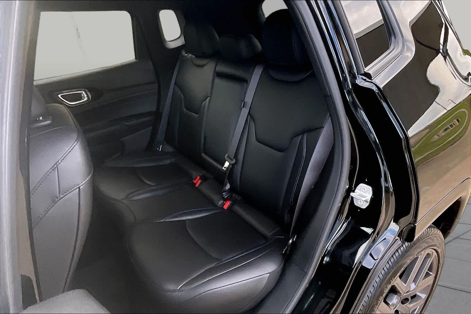 Used 2025 Diamond Black Crystal Pearlcoat Jeep Limited image 21